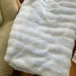 New Arrival】SHUPENG Su Peng Thick Coral Fleece Bath Towel - Light Blue (70x140cm)  A brand new SHUPENG bath towel is for sale. This towel is made of h