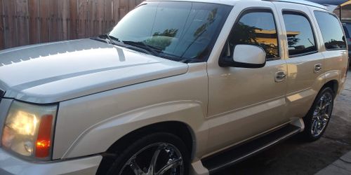 Cadillac escalade 02 clean title second owner redy to go under 100 k miles