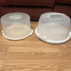 $10 FOR BOTH 🎂🎂🍰🍰.  2 LARGE CAKE DISHES WITH LOCKING COVERS.  ONE IS EXTRA LARGE THE OTHER IS LARGE.  MINT CONDITION 🎂🍰.  ONLY $10 FOR BOTH!!!