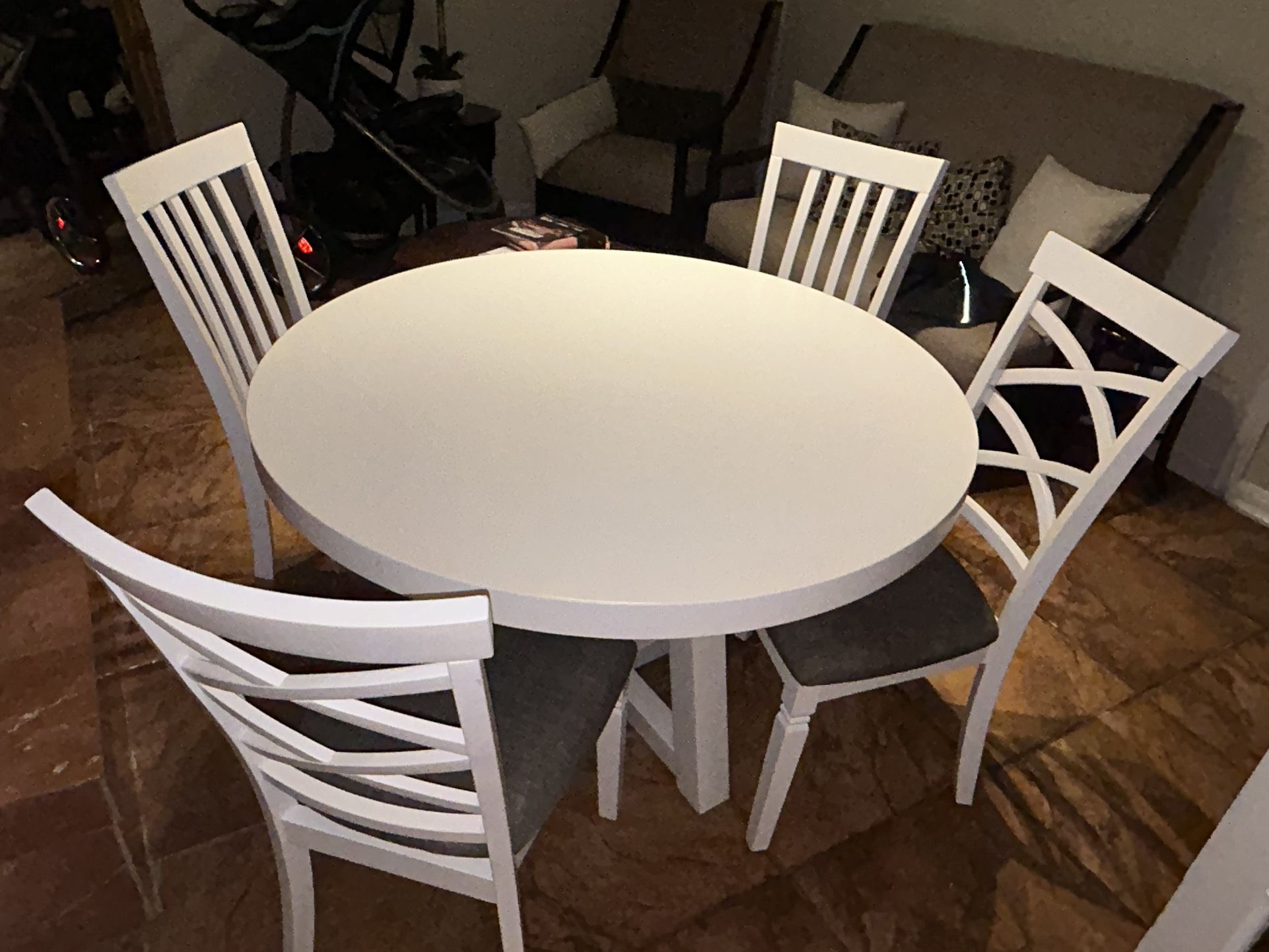 Dinning Table & Chairs Like New!