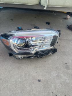 RIGHT PASSENGER SIDE HEADLIGHT 2020 TOYOTA TACOMA (1 TABLET BROKEN)