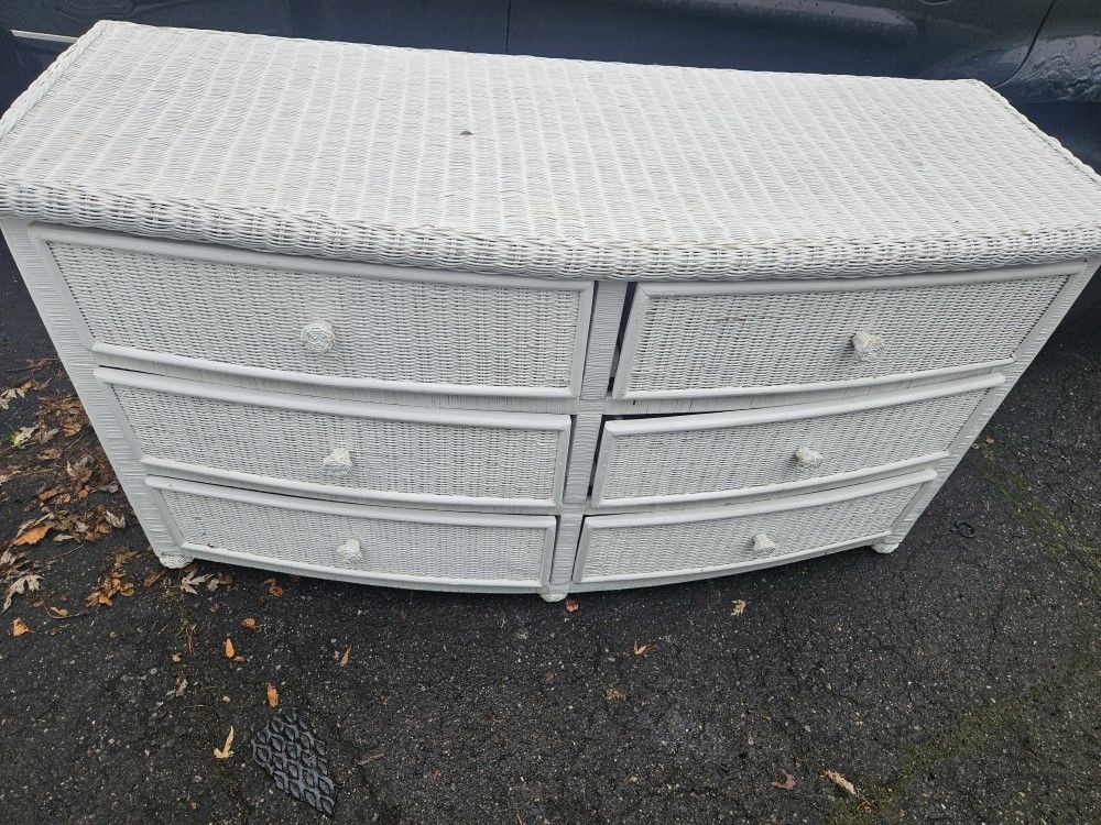 White Wicker Furniture Set in great shape..Glass Top Included