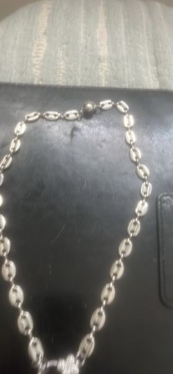 Silver link chain with embellishments s of clover and key
