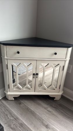 Corner cabinet