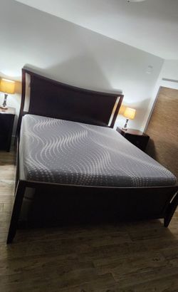 Bedroom set, cama king, colchon, mesas de noche, lamparas y espejo