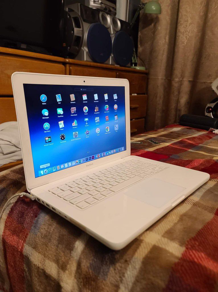 Excellent 13 inch Apple Macbook Laptop Computer With Intel core 2 Duo Proccesor With Programs