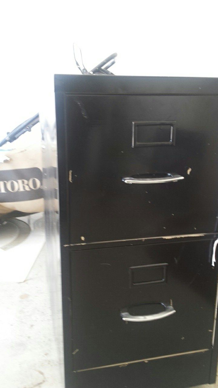 File Cabinet with Key lock, wheels. 15"x25"x30.5
