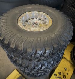 15” KMC impact machine 5x4.5 for Rzr Pro R with 35” EFX tires
