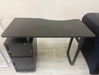 Nail desk