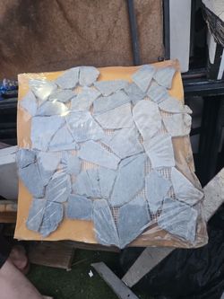 Piedra En Hojas