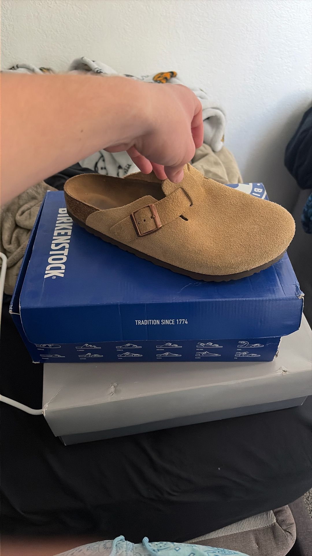 CLOGS Birkenstocks SIZE 9 MENS 70$ I WANT SOLD ASAP. PRICE ONLINE IS 110$. 