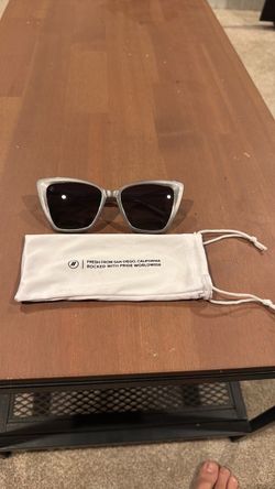 BRAND NEW Never worn Blenders Eyewear Cat-Eye Sunglasses with Pouch