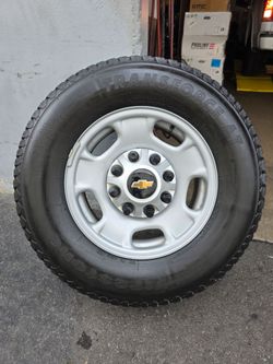 17" CHEVY SILVERADO 2500 rims w/ Firestone tires