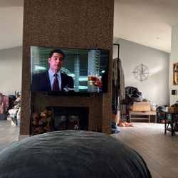 75 In Samsung TV With Heavy Duty Swivel Wall Mount 