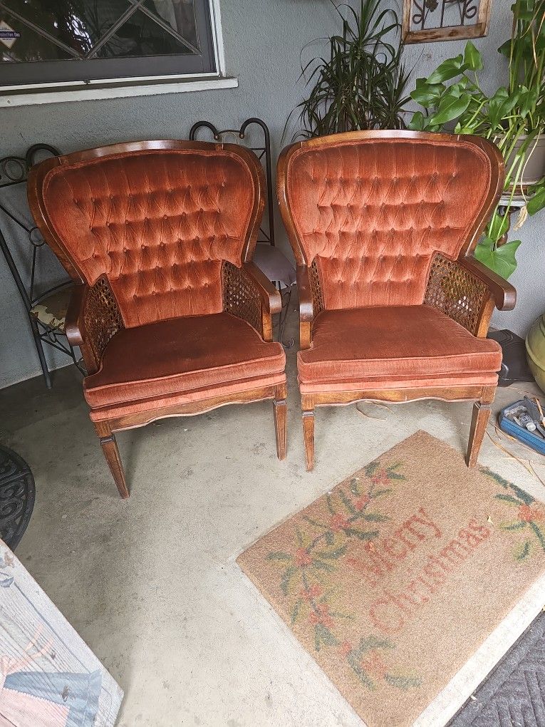 2 VINTAGE CHAIRS.