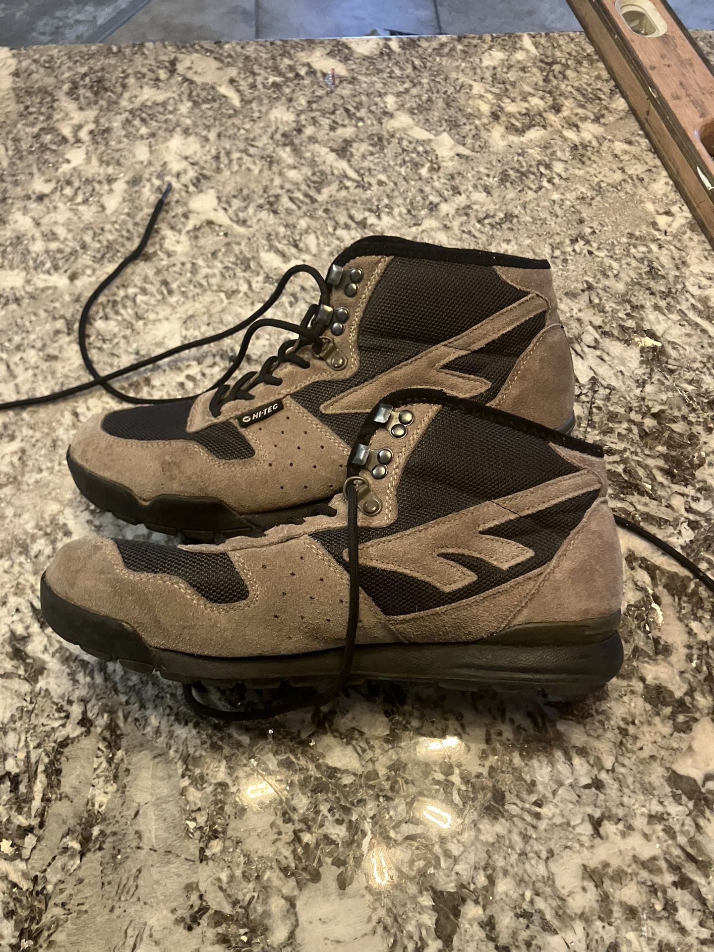 Hi -Tec Hiking Boots Men’s 9