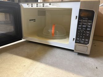 GE Microwave 2.2 Cu ft Built In Microwave