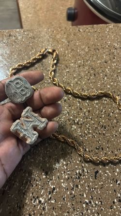 2 Rings and a rose gold rope chain