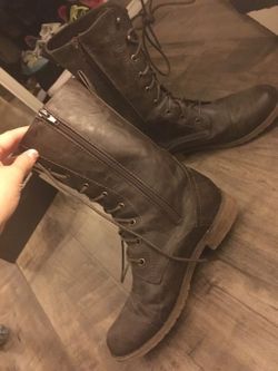 COMBAT BOOTS SIZE 8