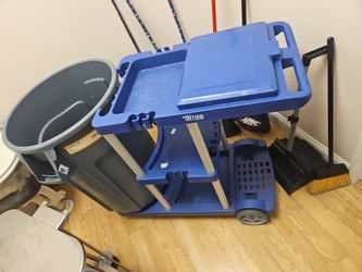 Extra large garbage can with his dolly