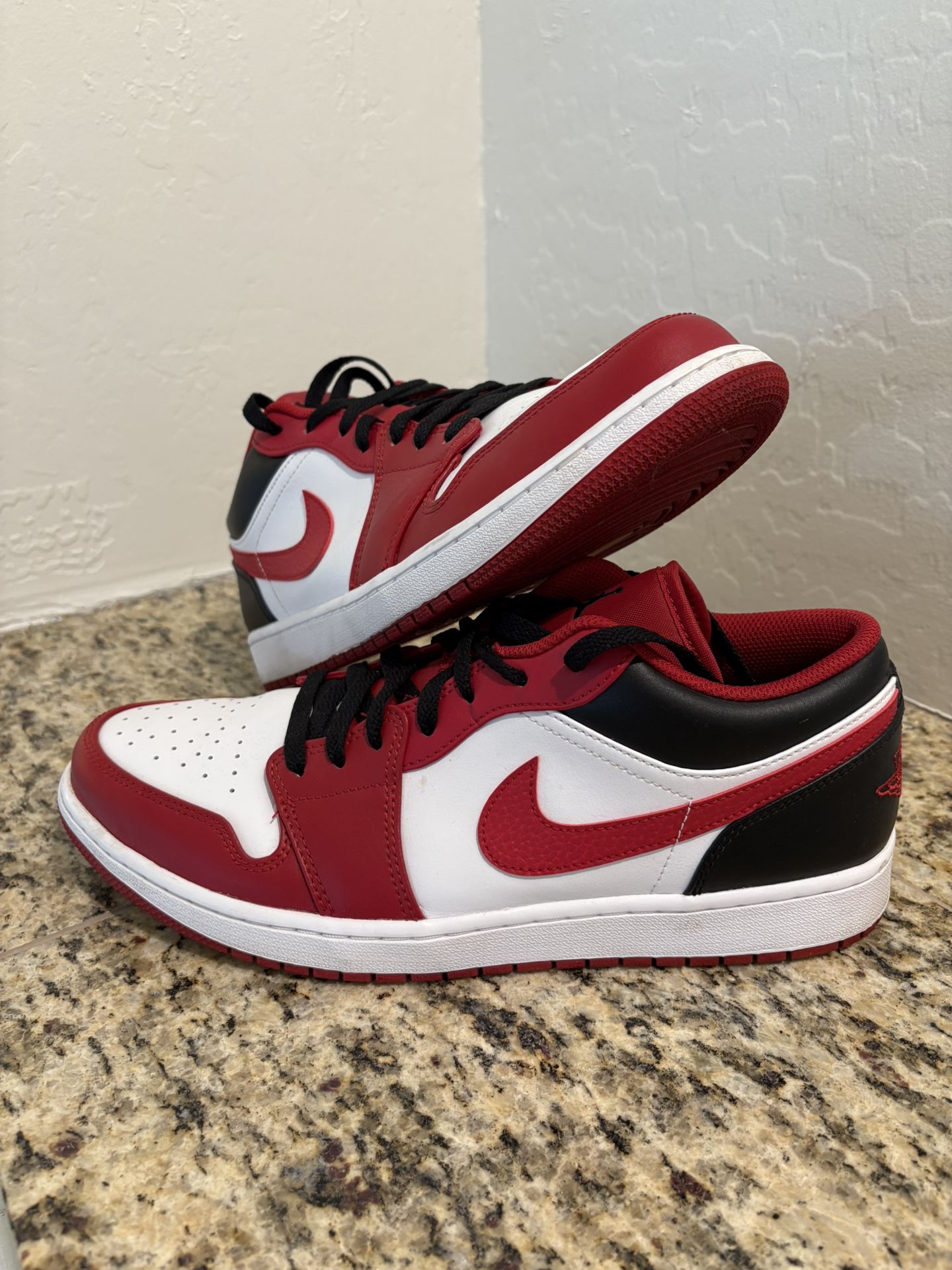 Jordan 1 Low Bulls