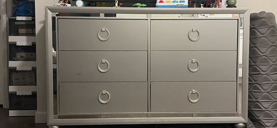 Raymour & Flanigan Gray 6-Drawer Dresser – Good Condition - Jersey City, NJ