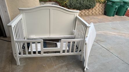 Crib with toddler rail included
