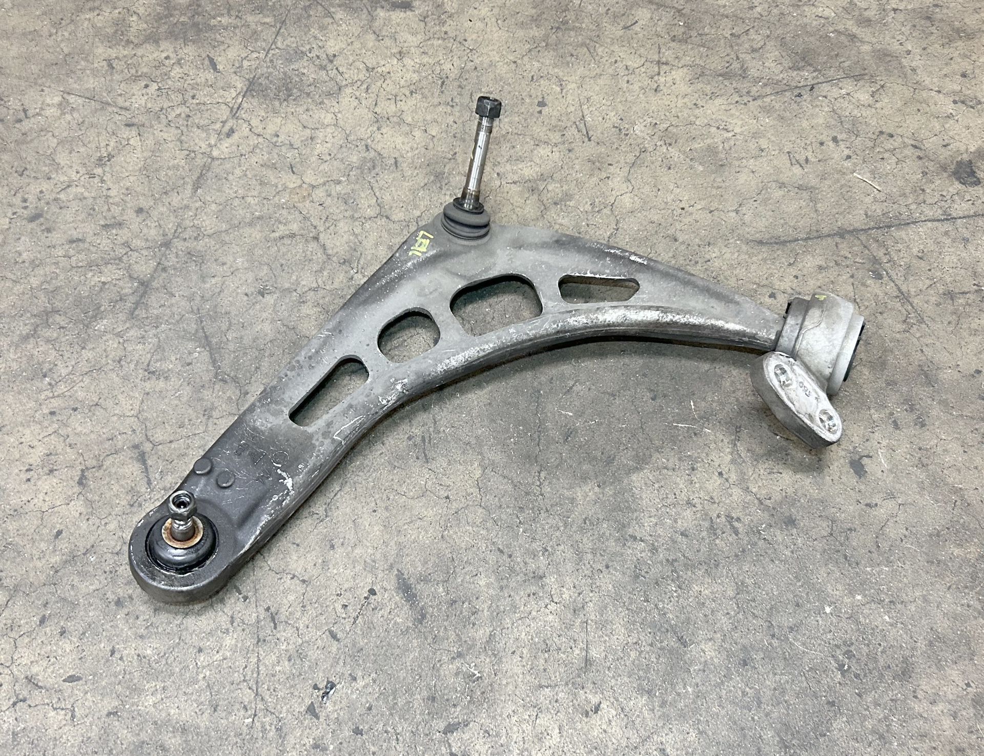 BMW E46 330 325 323 DRIVER FRONT LOWER CONTROL ARM