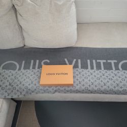 Louis Vuitton Scarf / Turban for Sale in Sun City, AZ - OfferUp