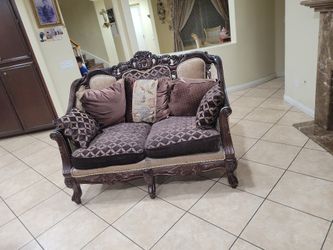 2 Sofa And 1 Love Set Very Elegant In Great Condition