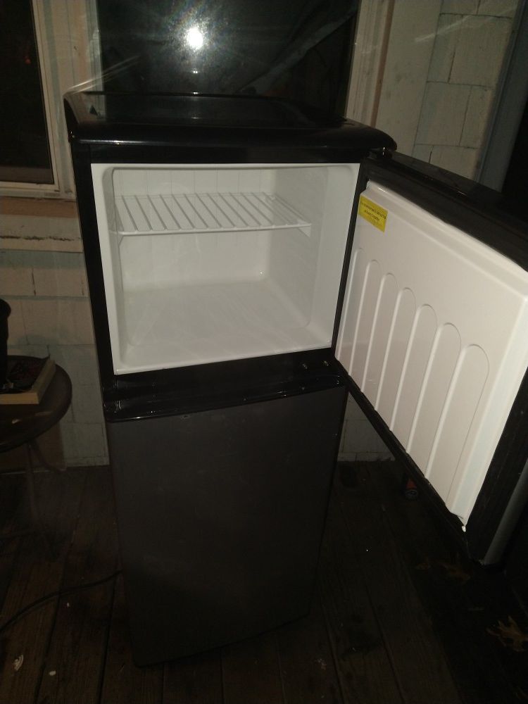 Mini Magic Chef 4.5-Cu. Ft. Mini Refrigerator with Top-Mount Freezer
