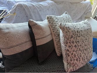 Set of two decor pillows