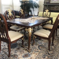 Beautiful Dinning Table With 6 Beautiful Dining Chairs.
