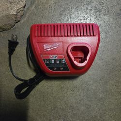MILWAUKEE M12 BATTERY CHARGER