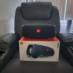 Jbl Extreme 2  battery not charge.