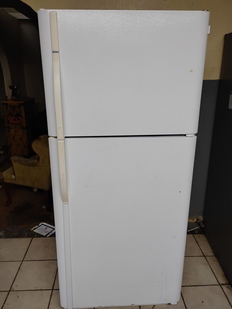 Kenmore Refrigerator W Ice Maker 