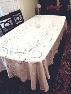 BEAUTIFUL VINTAGE 100%COTTON TABLECLOTH 116 INCHES LONG 68 INCHES WIDE