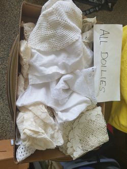 LOT OF VINTAGE DOILIES