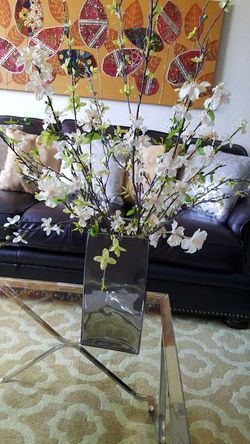 Este es un hermosa vase alta decorada con una mezcla de pintura plateado haciéndola lucir como espejo