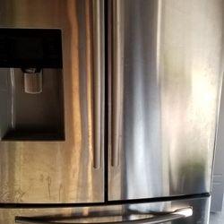 SAMSUNG REFRIGERATOR WORKS GREAT  