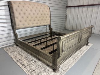 Rooms to go Armitage sleigh bed frame button tufted hedboard