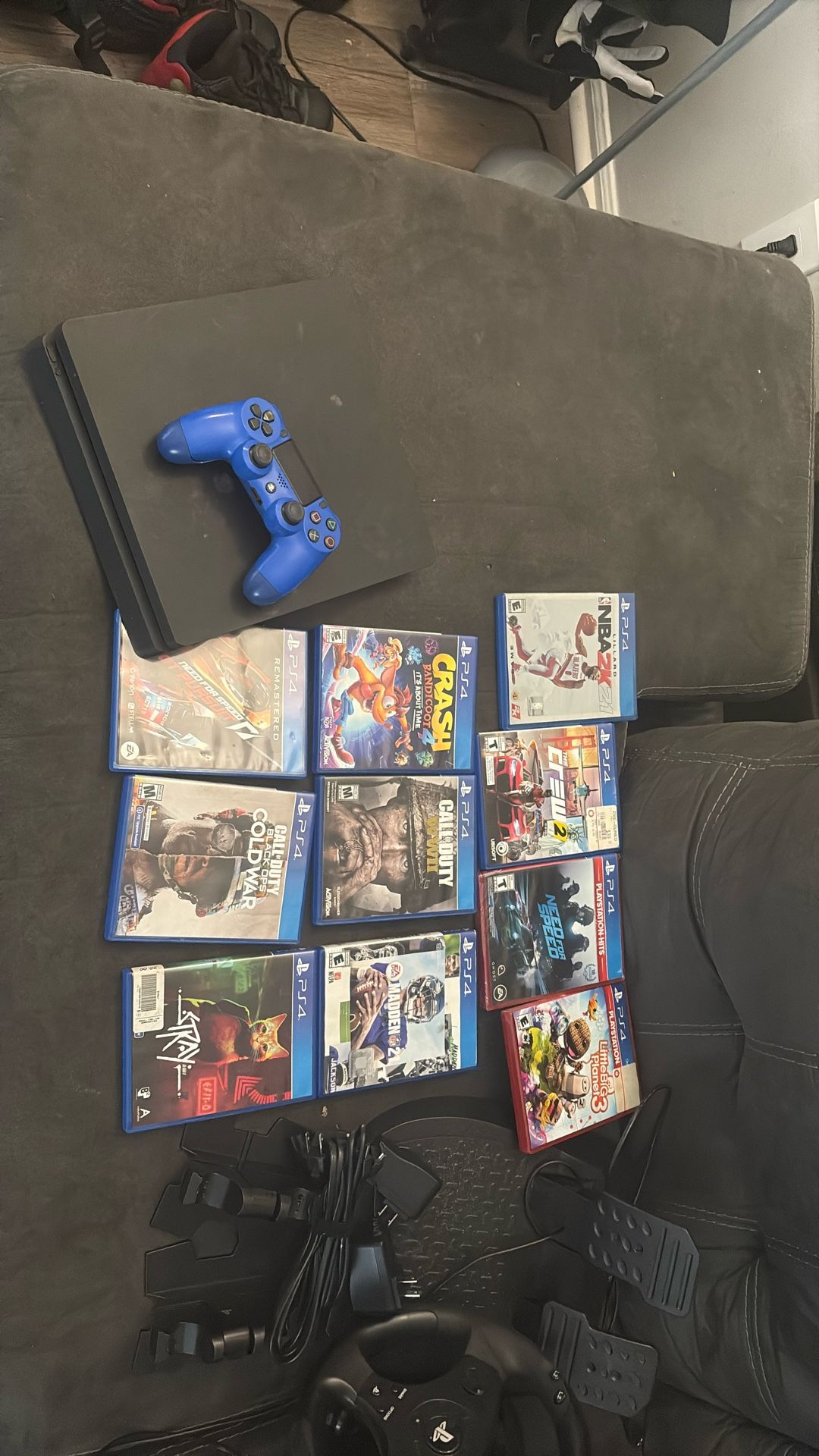 PS4 10 Games and 2 Controllers