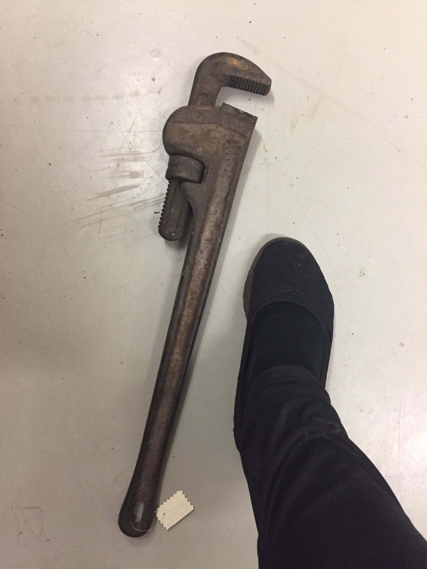 Giant rigid pipe wrench
