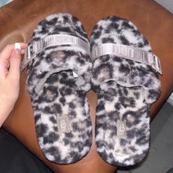 Size 8 Womens Uggs Slides