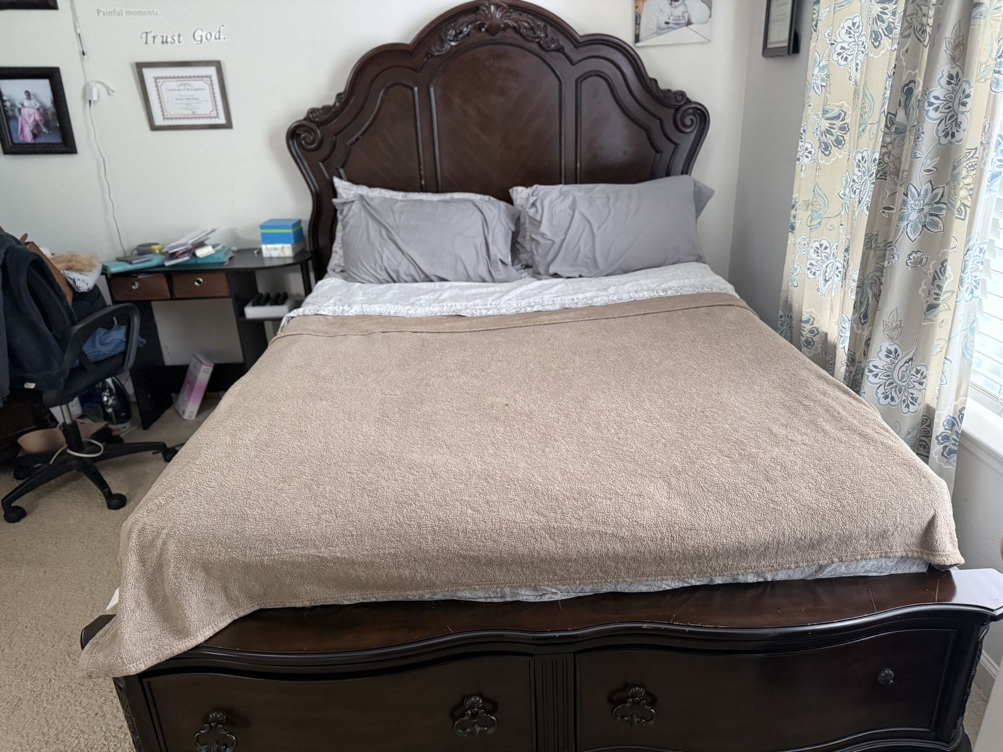 Wooden Queen Size Bed 