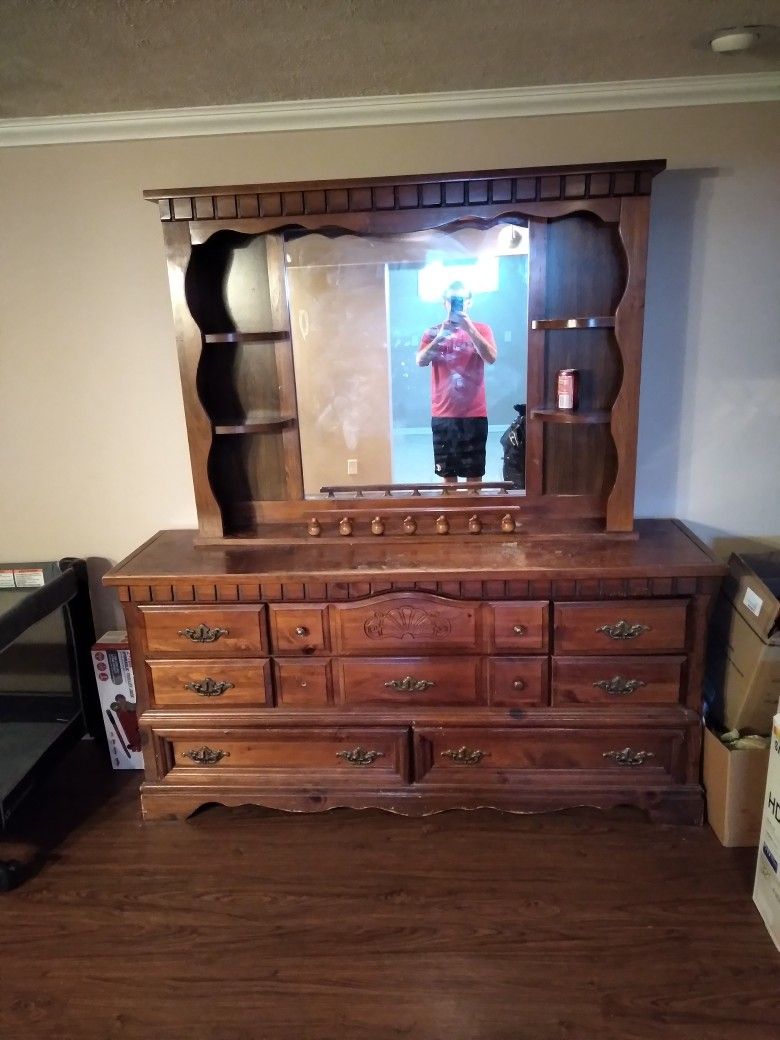 Nice Older Well Built Dresser With Lighted Mirror Asking $65obo