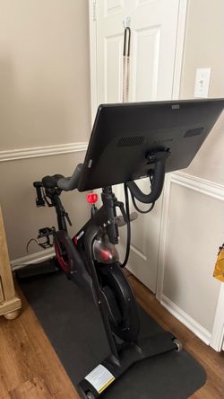Used Peloton with 3lbs dumbbells