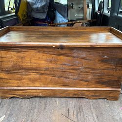 wooden blanket chest / hope chest / storage trunk