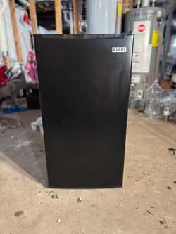 Igloo Mini Refrigerator with Freezer – Black