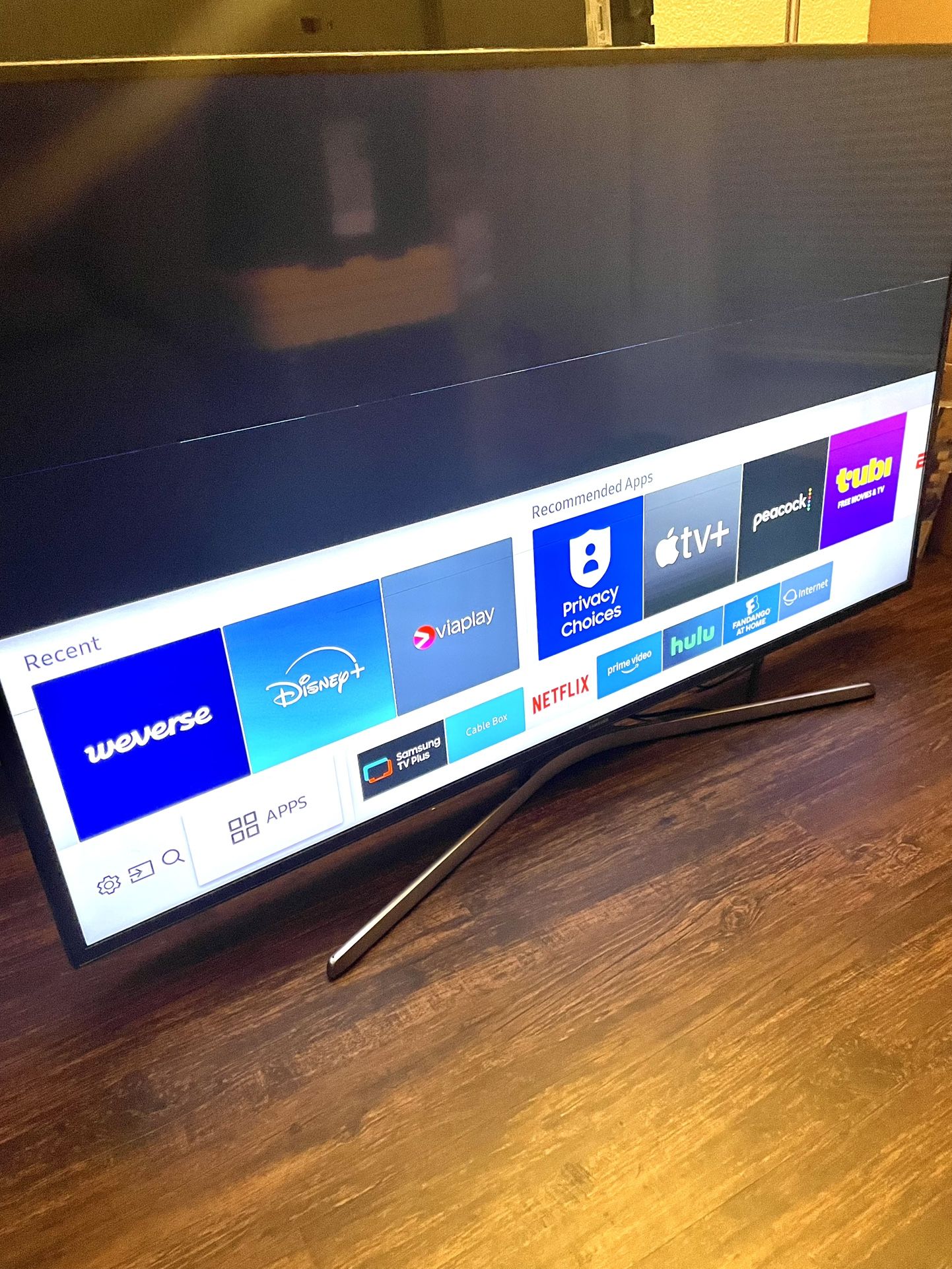 55”Samsung 4K 2160p UHD Smart Tv WiFi HAS A LINES ON SCREEN